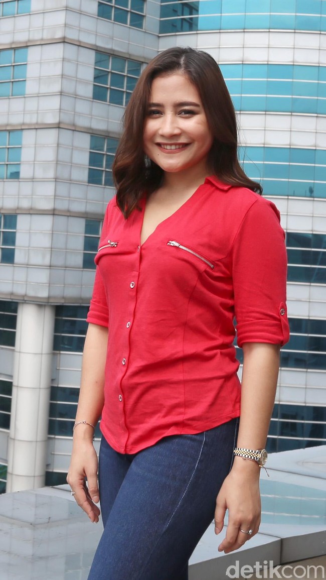 Prilly Latuconsina pernah memiliki tubuh yang gemuk di awal-awal kemunculannya. Tapi setelah kemudian tubuhnya lebih ramping karena diet sehat, netizen tetap mem-bully. Akhirnya Prilly mengungkapkan kekesalannya di Instagram. Mendingan kalian urusin badan kalian sendiri supaya langsing daripada sirik sama pencapaian orang lain. Love you, tulisnya. Foto: Nugraha Rodiana/detikHOT