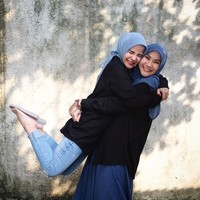 Zaskia dan Tasya membuat satu brand fashion bernama Meccanism. Brand tersebut menggambarkan cita rasa fashion keduanya yang kasual, simple, tapi ada sentuhan feminin. Foto: Instagram/zaskiaadyamecca