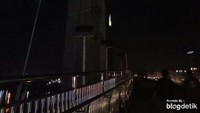 Lampu itu juga diketahui padam sejak satu bulan lalu hingga menyebabkan jembatan penghubung antara Kota Jambi dan Seberang Kota itu rawan saat dilalui. (Ferdi-detik)