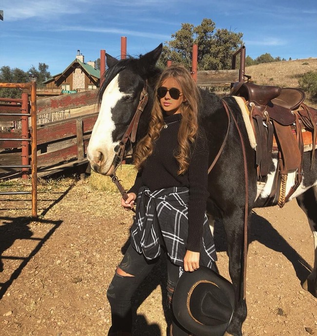 Jika seorang gadis benar-benar merasa tidak nyaman tentang sesuatu dan mereka ingin merasa lebih baik tentang hal itu maka saya mengerti. Tapi gadis-gadis berusia dua puluh tahun sedang melakukan banyak pekerjaan sekarang dan aku pikir itu (operasi plastik) memalukan, ungkap Georgia kepada The Sun. Foto: Instagram