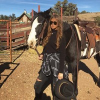 Jika seorang gadis benar-benar merasa tidak nyaman tentang sesuatu dan mereka ingin merasa lebih baik tentang hal itu maka saya mengerti. Tapi gadis-gadis berusia dua puluh tahun sedang melakukan banyak pekerjaan sekarang dan aku pikir itu (operasi plastik) memalukan, ungkap Georgia kepada The Sun. Foto: Instagram