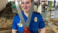 Mungkin kamu akan bertanya-tanya, apa yang ada di dalam pikiran penumpang yang membawa gunting raksasa dalam penerbangannya. Gunting raksasa ini ditemukan di Bandara Nashville International. (tsa/Instagram)