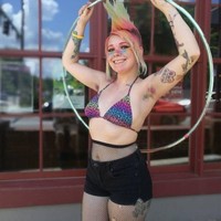 Tren tahun 2019 dibuka dengan sesuatu yang unik. Semakin banyak wanita yang berani menjadi berbeda, tak hanya soal warna rambut tapi juga warna bulu ketiak. Tren unicorn armpit tersebar di media sosial. Foto: Istimewa