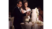 Menikah pertengahan 2017 lalu, Viviane dan Sammy terlihat kompak saat memotong kue pernikahan mereka yang simple dan elegan. Foto: Instagram viv_viviane