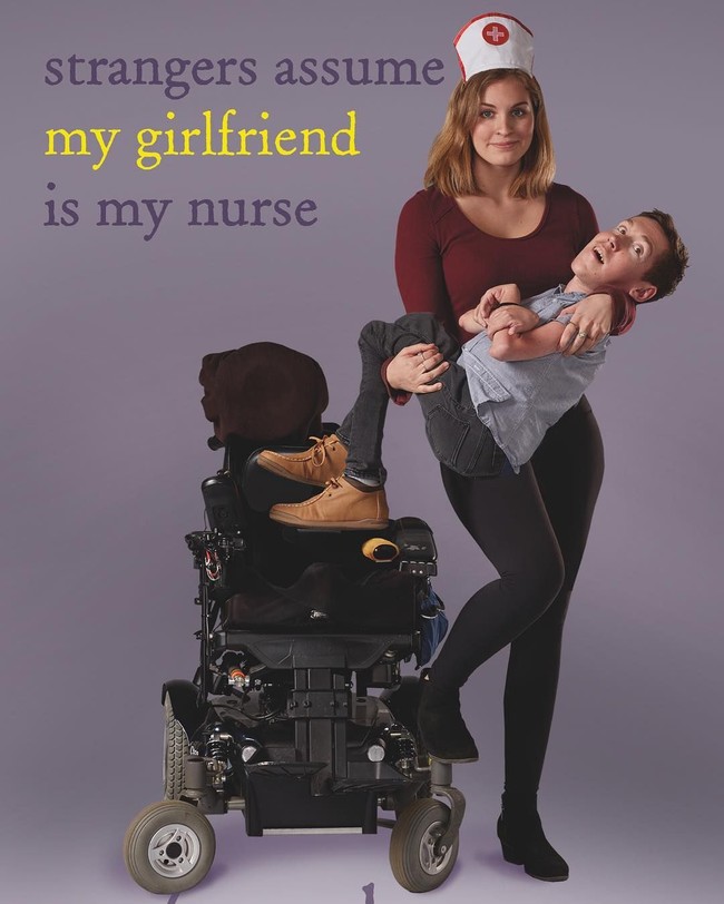 Dalam sebuah acara televisi, Shane mengatakan jika orang mengira kekasihnya tersebut adalah suster atau pengasuh. Ada seorang pria di taman ketika kami sedang piknik romantis dan ada anak kecil bermain gelembung sabun. Pria itu menghampiri kami dan bertanya apa Shane ingin main gelembung, dan shane menjawab, tidak, terima kasih, ujar Hannah. Foto: Instagram @shaneburcaw 