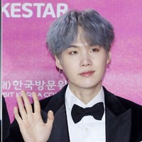 Suga BTS terlihat tidak berubah tapi memang jadi jauh lebih tampan. Foto: Twitter