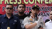 Kapolsek Kembangan Kompol Joko Handono mengatakan, penemuan ini berdasarkan pemeriksaan intensif terhadap para tersangka sebelumnya yang menyimpan narkoba di laboratorium sekolah. 