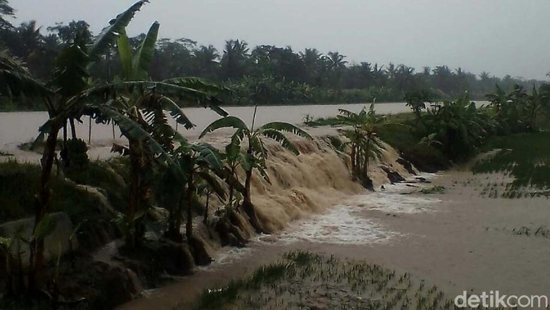 Banjir Melanda Kebumen, Ribuan Warga Mengungsi Banjir Melanda Kebumen, Ribuan Warga Mengungsi