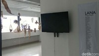 Bahkan terlihat dari luar pintu kaca, beberapa ruangan berantakan dan kotor seperti tidak terawat bak ruang hantu.