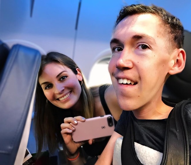 Kenapa dia mau sama kamu? Pertanyaan serius, apakah kamu sangat kaya? tanya netizen bernama @krogansoul. Wanita tak mau bersama pria kecuali dia kaya, terkenal, tampan atau seperti model. Dalam kasusnya, dia (Hannah) pasti bersamanya demi menjadi perhatian, lanjut lainnya. Foto: Instagram @shaneburcaw