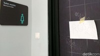 Masuk ke bagian dalam sejumlah fasilitas seperti toilet banyak yang tidak berfungsi dan ditutup.