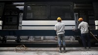 Usai pengecatan, beberapa petugas juga melakukan sentuhan akhir.