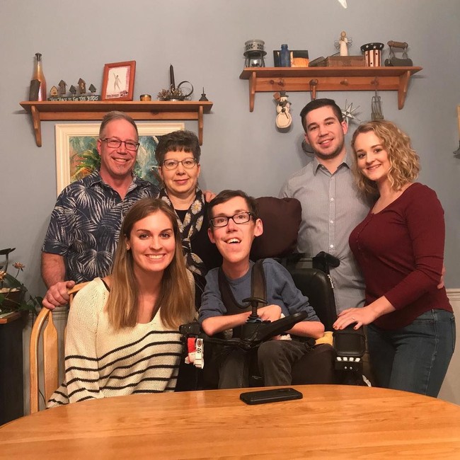 Aku baru mendengar ceritamu, dan aku harus bilang kalian sangat bahagia bersama dan memberi inspirasi, ujar seorang netizen. Kalian berdua saling melengkapi dengan sempurna, imbuh yang lain. Foto: Instagram @shaneburcaw