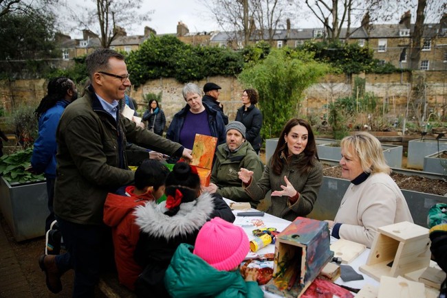 Dalam kunjungannya, Kate melakukan berbagai kegiatan. Selain berkeliling melihat kebun-kebun, ia juga berinteraksi dengan para petani dan pengurus taman yang berada di utara London tersebut. (Foto: Getty Images)