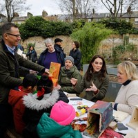 Dalam kunjungannya, Kate melakukan berbagai kegiatan. Selain berkeliling melihat kebun-kebun, ia juga berinteraksi dengan para petani dan pengurus taman yang berada di utara London tersebut. (Foto: Getty Images)