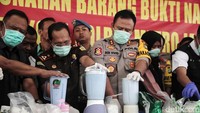 Polisi memusnahkan barang bukti sabu menggunakan mesin blender.