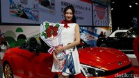 Biasanya wanita cantik itu ditemani oleh seseorang yang memberi tahu kalau sesi foto sudah habis dan mereka tak lagi berdiri di samping mobil.