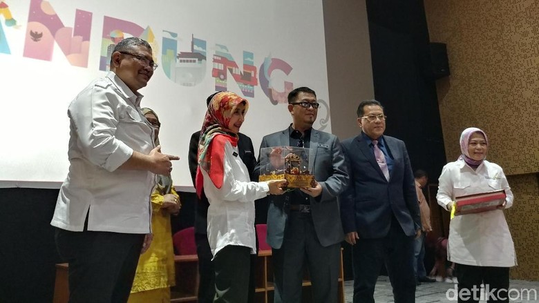 Perwakilan Negara Bagian Melaka, Malaysia datang ke Kota Bandung (Tri Ispranoto/detikTravel) Perwakilan Negara Bagian Melaka, Malaysia datang ke Kota Bandung (Tri Ispranoto/detikTravel)