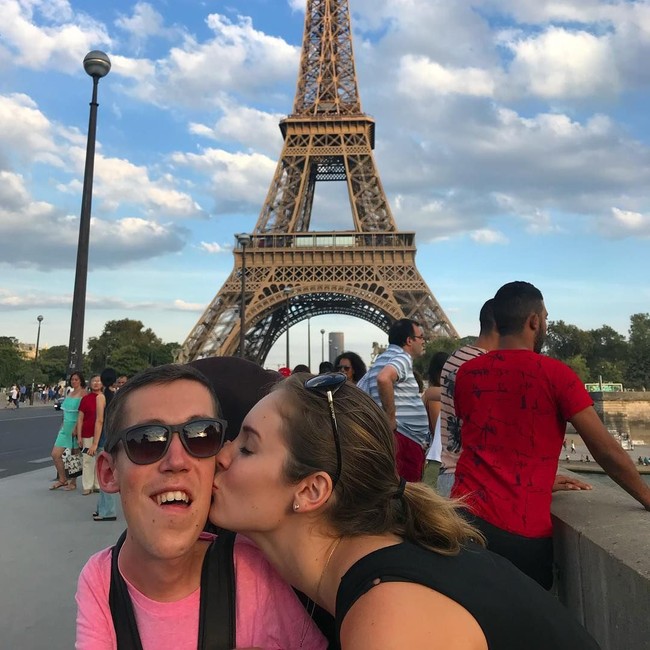 Pengalaman keduanya pun akhirnya dikemas dalam sebuah vlog bernama Squirmy & Grubs. Mereka bahkan sudah memiliki 145 ribu followers dan sering membuka sesi tanya jawab dengan para penggemar.   Salah satu stigma terbesar tentang orang difabel adalah kami tak bisa melakukan sesuatu dan tak layak berada dalam hubungan cinta. Aku manusia, dan keterbatasanku seharusnya tidak menjadi publisitas atau keengganan, melainkan rasa hormat, cinta dan kebaikan, sama seperti kita semua pantas mendapatkan itu, ujar Shane. Foto: Instagram @shaneburcaw