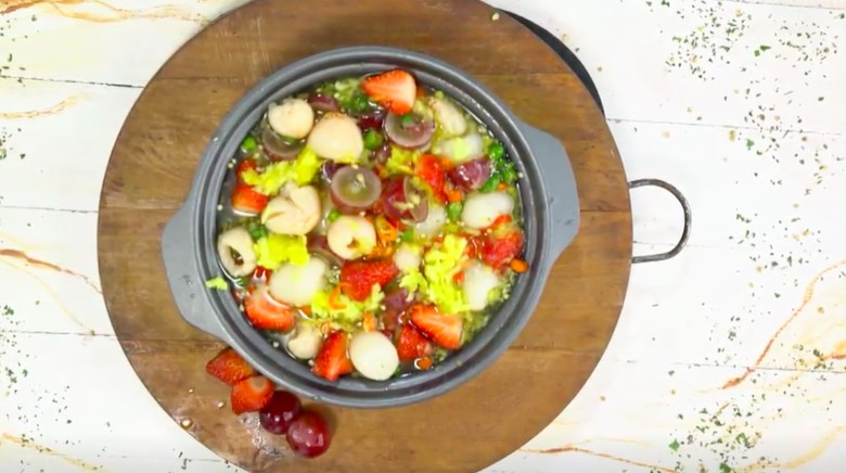 Resep Asinan Buah/Foto: Semua Bisa Masak TransTV Resep Asinan Buah/Foto: Semua Bisa Masak TransTV