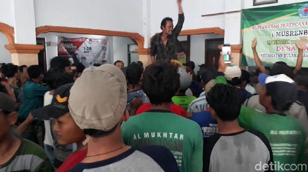 Aksi Tuntut Kades, Warga Brebes Rusak Aset Kantor Desa Setempat