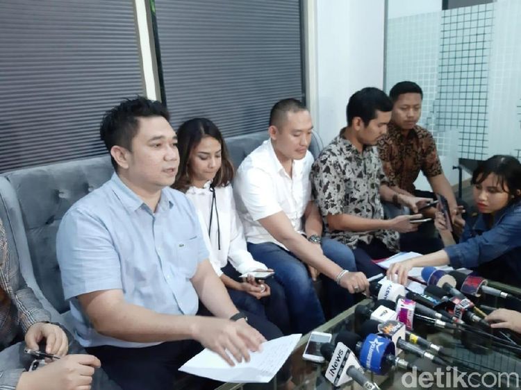 Tangis Vanessa Angel Usai Jadi Tersangka
