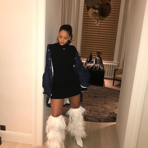 Boots Bulu Rp 141 Juta Ini Jadi Favorit Rihanna Sampai Khloe Kardashian Boots Bulu Rp 141 Juta Ini Jadi Favorit Rihanna Sampai Khloe Kardashian