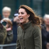 Ibu tiga anak itu memakai sweater turtle neck marun J.Crew yang dibungkus jaket hijau kecoklatan dari label Durbarry untuk menghangatkan tubuh dari udara dingin London. Jaket bergaya country dengan bahan herringbone tersebut dapat dibeli seharga Rp 1,1 juta. (Foto: Getty Images)