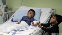 Ketiganya pun kemudian ditolong oleh warga sekitar. Kondisi luka yang tak membaik membuat orang tua korban membawanya ke RSUD Koja, Jakarta Utara, untuk mendapatkan perawatan intensif dan harus menginap di rumah sakit.