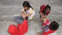 Lucunya para anak-anak ini saat membantu temannya.