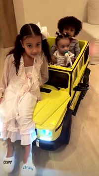 Ultah, Putri Kim Kardashian Dihadiahi Mercedes Mini Mirip Mobil Sang Ibu