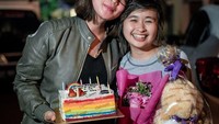 Gritte punya banyak teman-teman serta keluarga yang mendukungnya. Di hari ulang tahunnya, Gritte mendapatkan kejutan manis di lokasi syuting, dengan kehadiran teman-temannya yang memberikan kue bertema pelangi, lengkap dengan buah strawberry di atasnya. Foto: Instagram @gritteagathaa
