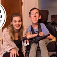 Shane memiliki kondisi khusus, dia lahir dengan kondisi spinal musclar atrophy (SMA) dan harus menggunakan kursi roda sejak usia dua tahun. Meski dalam keterbatasan, seorang wanita cantik setia di sisinya beberapa tahun terakhir. Foto: Instagram @shaneburcaw