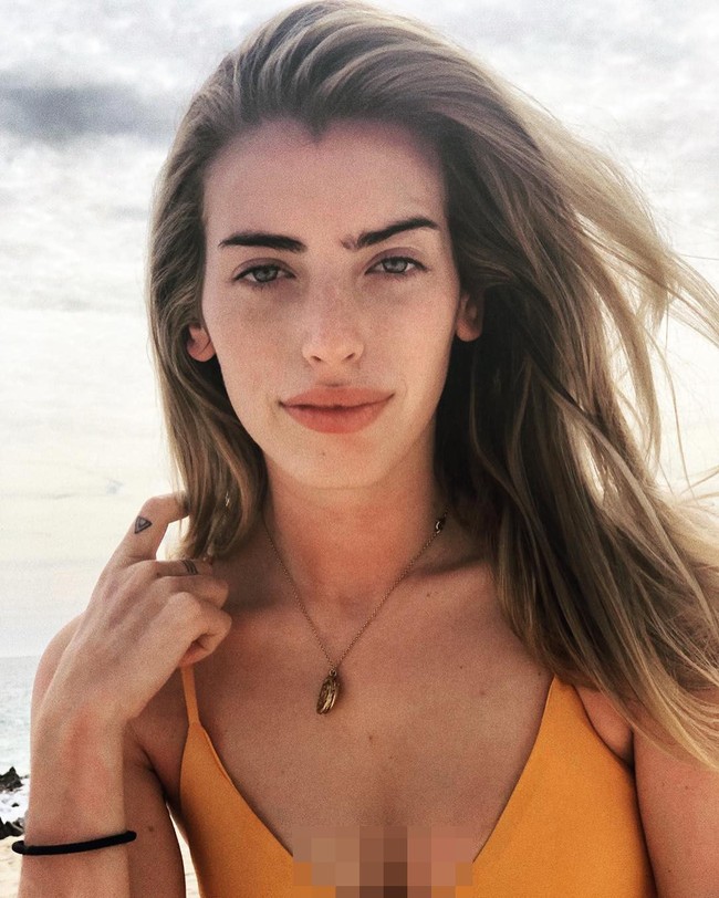 Hujatan itu disampaikannya ketika seorang pengguna Instagram memuji kecantikannya dan ibunya. Good to know you have the genes . . . keep her away from your boyfriends, tulis seorang netizen. Pujian tersebut kemudian dibalas Clara dengan membawa-bawa ayahnya, Ewan McGregor. I keep her away from a*****e men who leave my goddess of a mother, tulisnya. Model cantik itu menyebut ayahnya sendiri sebagai pria brengsek. Foto: Instagram