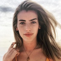 Hujatan itu disampaikannya ketika seorang pengguna Instagram memuji kecantikannya dan ibunya. Good to know you have the genes . . . keep her away from your boyfriends, tulis seorang netizen. Pujian tersebut kemudian dibalas Clara dengan membawa-bawa ayahnya, Ewan McGregor. I keep her away from a*****e men who leave my goddess of a mother, tulisnya. Model cantik itu menyebut ayahnya sendiri sebagai pria brengsek. Foto: Instagram