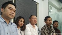 Ia pun menangis dan menyebut dirinya sebagai korban.