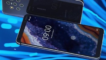 Kritikan lain mengarah pada desainnya, di mana bezel atas dan bawah terlihat cukup tebal. Padahal tren smartphone zaman sekarang adalah bingkai setipis mungkin. Foto: istimewa