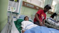 Ketika asyik bermain, salah satu anak terperosok di tanah yang ternyata mengandung panas. Satu kakinya masuk ke dalam tanah hingga melepuh seperti terbakar. Teman lain yang berada di lokasi berusaha menolong, namun justru ikut terperosok.
