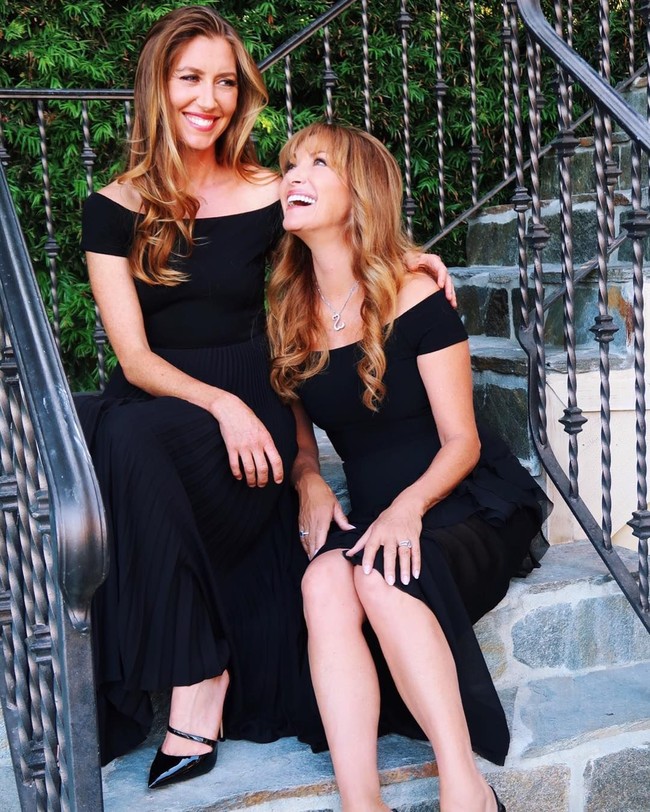 Berfoto dengan anaknya, Jane dan sang putri terlihat seperti kakak-adik. Foto: Instagram @janeseymour