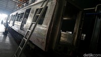 Terlihat struktur carbody yang baru terpasang.