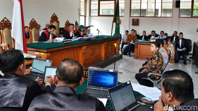 Sopir Neneng Akui Jadi Perantara Suap: Ibu Pesan Jangan Banyak Omong Sopir Neneng Akui Jadi Perantara Suap: Ibu Pesan Jangan Banyak Omong