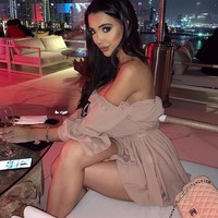 Chloe melakukan implan payudara menjadi 32HH. Tak sampai di situ, ia pun melakukan operasi bokong dan hidung. Biaya beragam prosedur kecantikannya mencapai 100 ribu poundsterling atau mencapai Rp 2 miliar.  Foto: Instagram/@chloe.khan