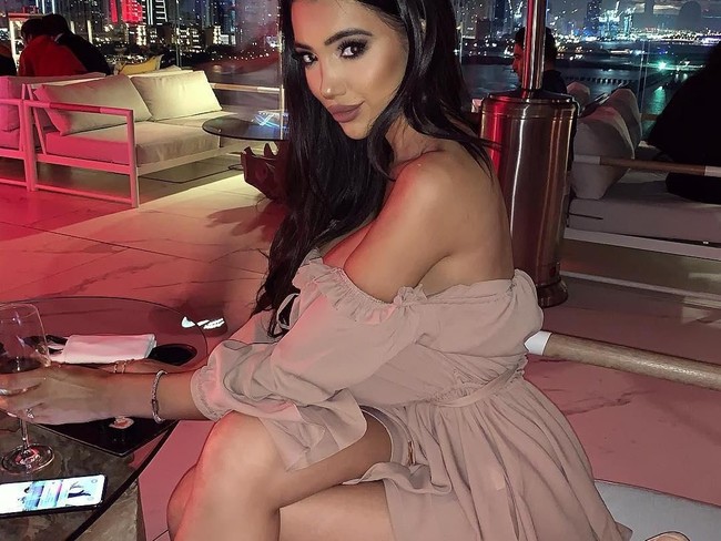 Chloe melakukan implan payudara menjadi 32HH. Tak sampai di situ, ia pun melakukan operasi bokong dan hidung. Biaya beragam prosedur kecantikannya mencapai 100 ribu poundsterling atau mencapai Rp 2 miliar.  Foto: Instagram/@chloe.khan