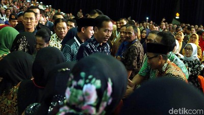 Jokowi Beri Tips Bisnis ke PNS dan Pensiunan