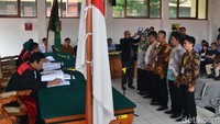 Para saksi diambil sumpahnya.
