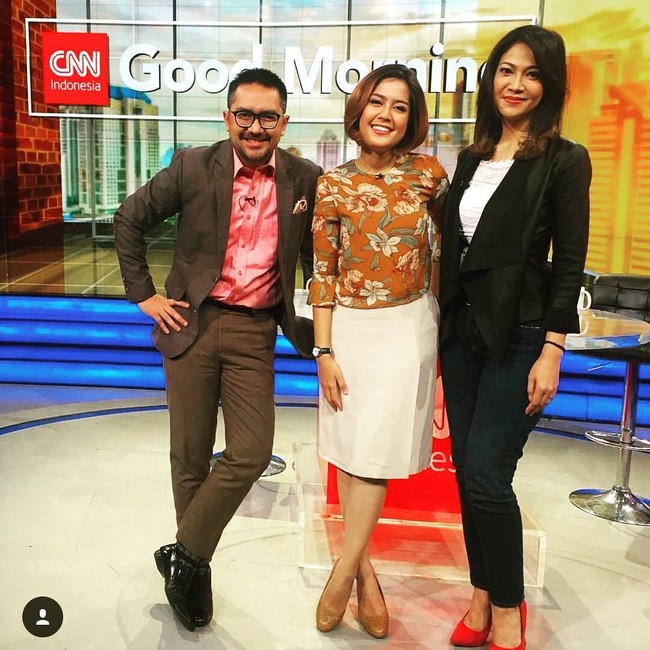 Pulasan makeup natural dengan blush on peach dan pulasan lipstik nuansa pink membuat penampilan Ira Koesno yang kini berusia 49 tahun itu segar dan cantik. Untuk terlihat mencuri atensi, Ira Koesno memilih sepatu pump merah yang membuat setelan hitam tampak stylish dan lebih feminin. Foto: Instagram @irakoesnocom