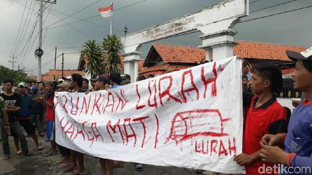 Aksi Tuntut Kades, Warga Brebes Rusak Aset Kantor Desa Setempat