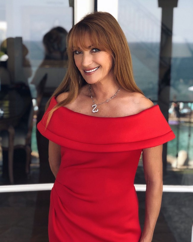 Meski begitu, Jane Seymour tidak semuanya natural. Ia mengaku pernah melakukan implan payudara di tahun 2005 sebelum beradegan telanjang di film The Wedding Crashers. Jane mengaku bentuk payudaranya berubah setelah menyusui anak kembarnya di tahun 1995. Foto: Instagram @janeseymour