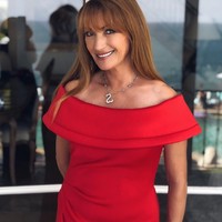 Meski begitu, Jane Seymour tidak semuanya natural. Ia mengaku pernah melakukan implan payudara di tahun 2005 sebelum beradegan telanjang di film The Wedding Crashers. Jane mengaku bentuk payudaranya berubah setelah menyusui anak kembarnya di tahun 1995. Foto: Instagram @janeseymour