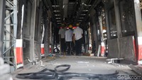 Beberapa petugas terus menyelesaikan pengerjaan LRT.